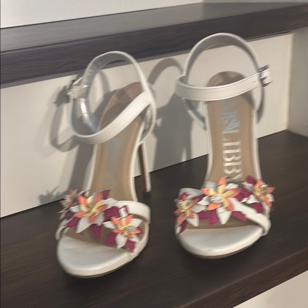 NWT White Stiletto Sandals w Floral Detail